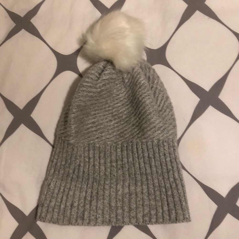 Beanie with pom Pom - Picture 5 of 6